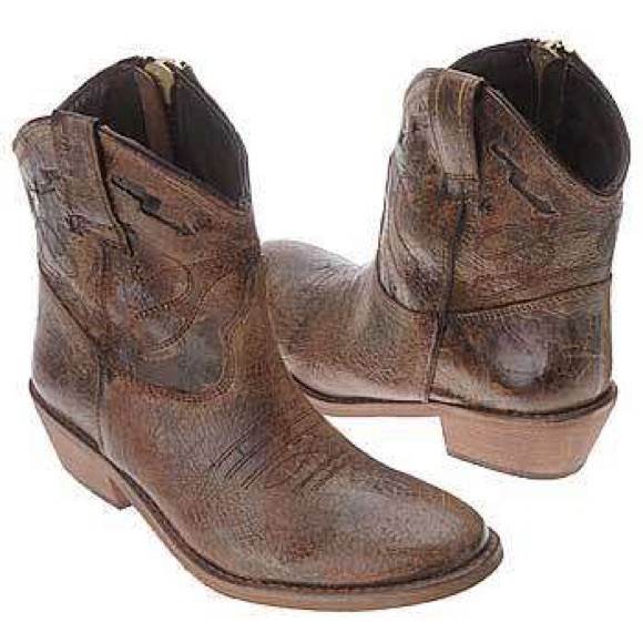 Steve Madden Shoes - Steve Madden Vestted short cowboy ankle boots